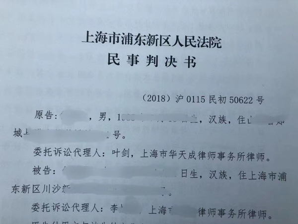 征地拆遷遇地痞流氓來逼遷我們該怎么辦!龍華區(qū)律師：送他們?nèi)プ? src="/uploads/76/107.jpg"/></p>
<p>
　　一、仔細(xì)認(rèn)清，拆遷中這樣的人屬于黑惡勢力!
</p>
<p>
　　近日，山東省濟(jì)南市公安局首次公布了黑惡勢力的29種常見表現(xiàn)形式，并鼓勵(lì)全社會參與掃黑除惡。請拆遷戶仔細(xì)認(rèn)清，如果你身邊出現(xiàn)了這樣一群地痞流氓，那么他們很可能屬于黑惡勢力：
</p>
<p>
　　他們戴著大金鏈子，紋著夸張的紋身，成群結(jié)隊(duì)地在拆遷戶家里肆意挑釁
</p>
<p>
　　他們滿口臟話、蠻橫、粗暴，還可能隨身、隨車攜帶著管制刀具或棍棒，給拆遷戶造成莫大的心理壓力
</p>
<p>
　　他們作為社會閑散人員參與開發(fā)商征地拆遷，仗著人數(shù)優(yōu)勢“擺隊(duì)形”、“站場子”，用這種方式恐嚇威脅拆遷戶
</p>
<p>
　　他們晝伏夜出、惹是生非，在深夜拿著大喇叭吆喝，放鞭炮，砸門窗、潑油漆、毀監(jiān)控，借此逼迫拆遷戶簽字搬遷。
</p>
<p>
　　……
</p>
<p>
　　二、為非作歹的黑惡勢力，你們該收斂了!
</p>
<p>
　　龍華區(qū)律師認(rèn)為，違法強(qiáng)拆中黑惡勢力的行為有可能觸犯《刑法》中的多項(xiàng)罪名：
</p>
<p>
　　1.隨意毆打、辱罵、恐嚇拆遷戶情節(jié)惡劣，涉嫌尋釁滋事罪
</p>
<p>
　　2.未經(jīng)拆遷戶同意闖入家門，涉嫌非法侵入公民住宅罪
</p>
<p>
　　3.未經(jīng)法定程序違法強(qiáng)拆房屋，涉嫌故意毀壞財(cái)物罪
</p>
<p>
　　4.以故意傷害為目的，暴力毆打拆遷戶，涉嫌故意傷害罪
</p>
<p>
　　5.非法拘禁拆遷戶，剝奪其人身自由逼迫其簽協(xié)議的，涉嫌非法拘禁罪
</p>
<p>
　　6.黑惡勢力發(fā)展為黑社會性質(zhì)的組織，組織、領(lǐng)導(dǎo)和積極參加的人員涉嫌組織、領(lǐng)導(dǎo)、參加黑社會性質(zhì)組織罪。
</p>
<p>
　　所以某些地方的拆遷黑惡勢力，某些為非作歹的地痞無賴，別再“擺隊(duì)形、站場子”了，你們該收斂了!否則，任何拆遷戶都可以依法送你們進(jìn)牢房。
</p>
<p>
　　三、對付拆遷黑惡勢力，怎樣送他們?nèi)プ?
</p>
<p>
　　1.報(bào)警
</p>
<p>
　　遇到違法強(qiáng)拆中的黑惡勢力違法犯罪，必須第一時(shí)間報(bào)警且報(bào)警必須撥打110，切忌撥打當(dāng)?shù)嘏沙鏊娫捇蛎窬娫挘瑘?bào)警時(shí)進(jìn)行電話錄音。
</p>
<p>
　　報(bào)警時(shí)要冷靜清晰說明自己遭遇的黑惡勢力違法犯罪的情形，并且明確報(bào)警的訴求。
</p>
<p style="TEXT-ALIGN: center"><img alt=
